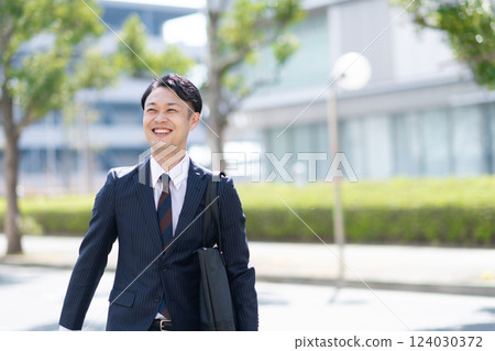 Walking businessman 124030372