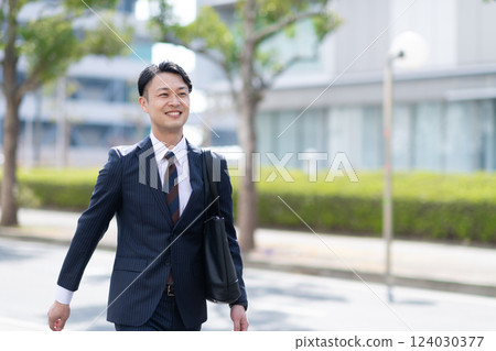 Walking businessman 124030377