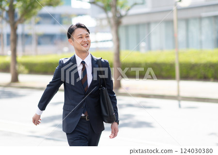 Walking businessman 124030380