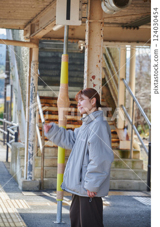 等待火車的婦女在駐地家 124030454