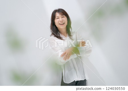 有胳膊的中間婦女 124030550