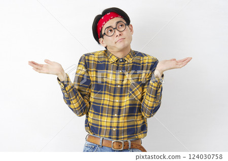 秋葉原風格的男性在白色背景上做出放棄的手勢 124030758