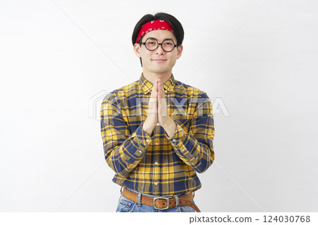 秋葉原風格的男士們在白色背景上齊聲祈禱，看著相機 124030768