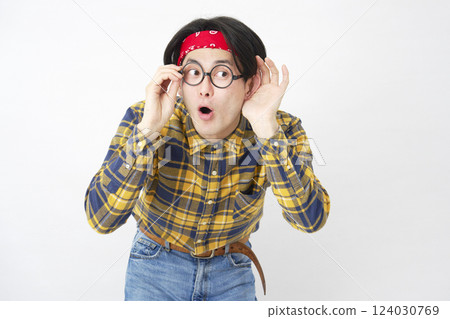 秋葉原風格的男人用手摀住耳朵聆聽，白色背景 124030769