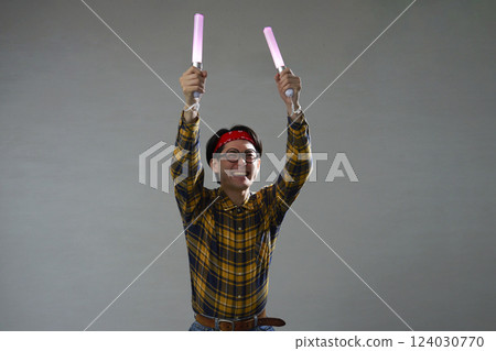 拿著筆電的秋葉原風格男子 124030770