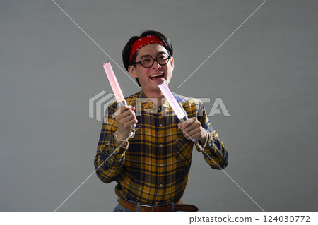 拿著筆電的秋葉原風格男子 124030772