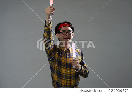 拿著筆電的秋葉原風格男子 124030773
