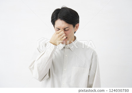 男性眼睛疲勞白色背景 124030780