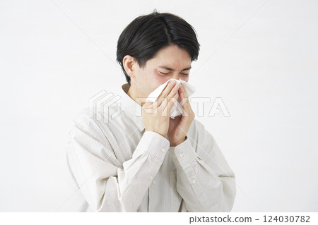 白色背景擤鼻涕的男人 124030782