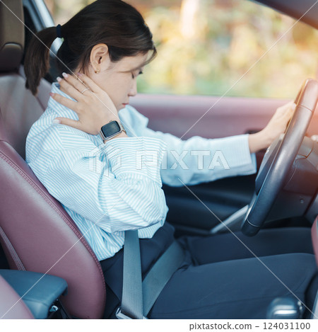 woman with her shoulder and neck sprain while driving car long time, muscle painful. Shoulder ache, Scapular pain, office syndrome and ergonomic concept 124031100