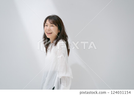 站在白牆前的中年婦女 站在白牆前的中年婦女 124031154