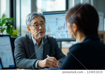 老年人與財務顧問和資產管理顧問交談 124031819