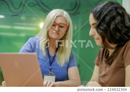 白人女性一邊使用電腦一邊聊天 124032304