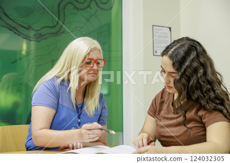 一位金髮碧眼的外國女子和一幅外國畫看著她 124032305