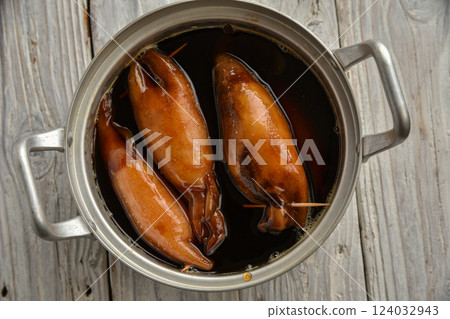 Rice cooked in a pot 124032943