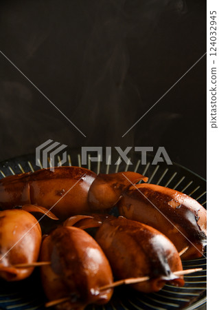 Steam rising from the rice you want to serve 124032945