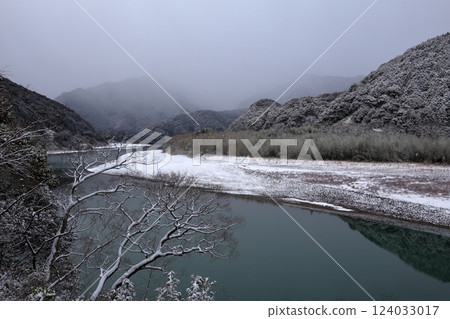 Snow falling on the Shimanto River Snow falling on the Shimanto River 124033017
