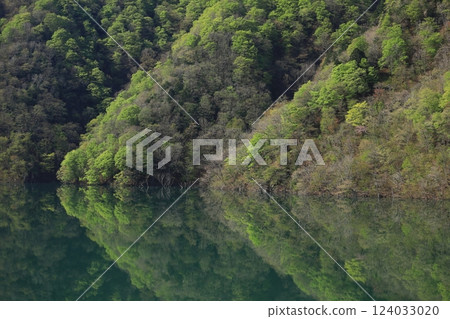 Ibi River dam with high transparency Ibi River dam with high transparency 124033020