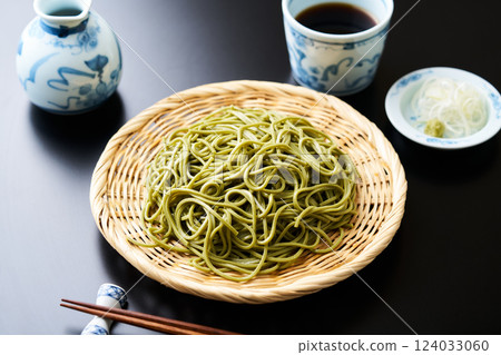 竹篩上盛裝的綠茶蕎麥麵 124033060