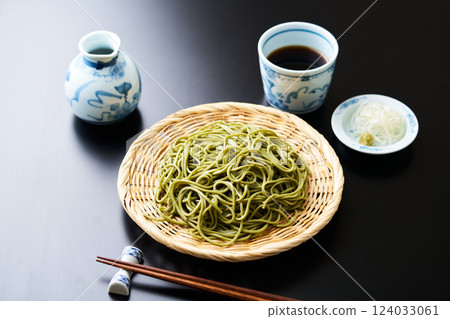 竹篩上盛裝的綠茶蕎麥麵 竹篩上盛裝的綠茶蕎麥麵 124033061