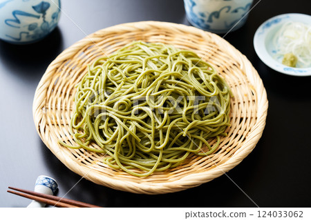 竹篩上盛裝的綠茶蕎麥麵 124033062