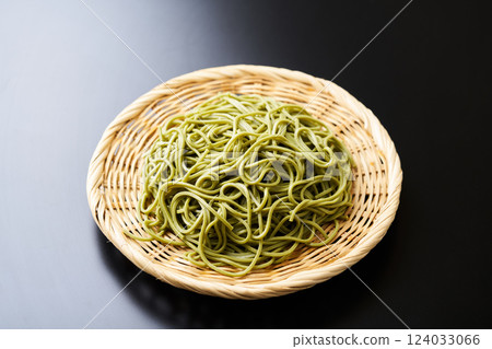 竹篩上盛裝的綠茶蕎麥麵 124033066