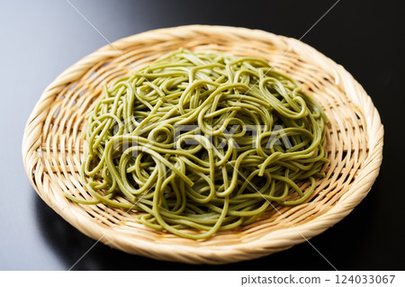 竹篩上盛裝的綠茶蕎麥麵 124033067
