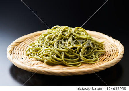 竹篩上盛裝的綠茶蕎麥麵 124033068