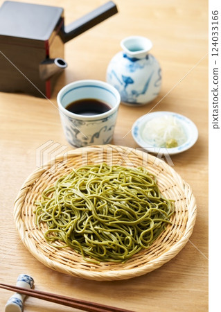 竹篩上盛裝的綠茶蕎麥麵 124033166