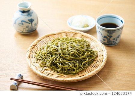 竹篩上盛裝的綠茶蕎麥麵 124033174
