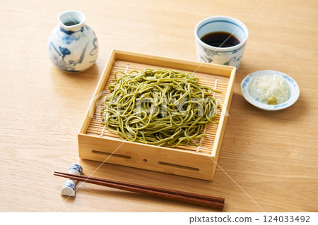 竹蒸籠盛裝的綠茶蕎麥麵 124033492