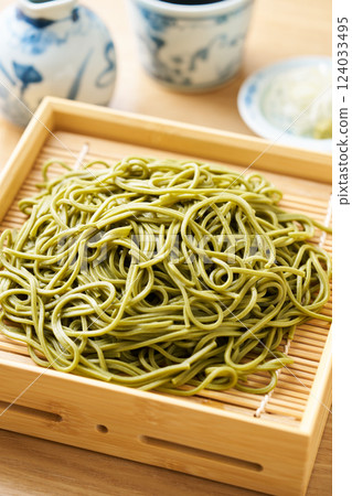 Green tea soba noodles served in a bamboo steamer 124033495
