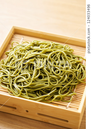 竹蒸籠盛裝的綠茶蕎麥麵 124033496