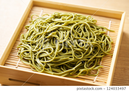 竹蒸籠盛裝的綠茶蕎麥麵 124033497