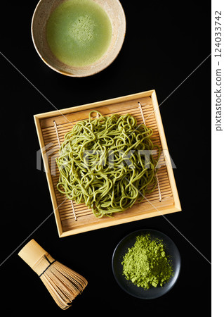 竹蒸籠盛裝的綠茶蕎麥麵 竹蒸籠盛裝的綠茶蕎麥麵 124033742