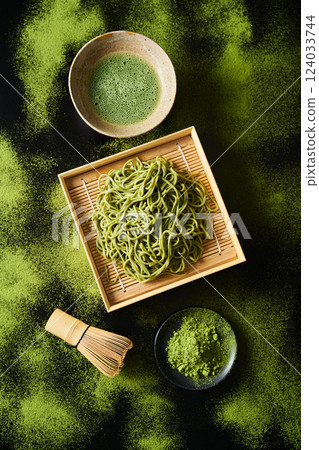 竹蒸籠盛裝的綠茶蕎麥麵 竹蒸籠盛裝的綠茶蕎麥麵 124033744