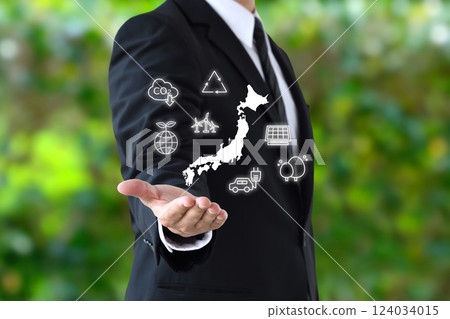一名穿著西裝的男子正在思考日本的環境問題 124034015