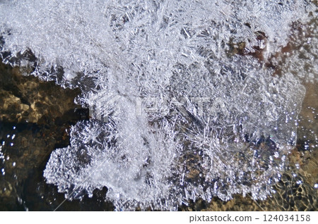 河面冰層的特寫 河面冰層的特寫 124034158