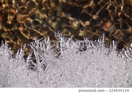 Ice flowers on the water's edge on a frosty morning 124034159