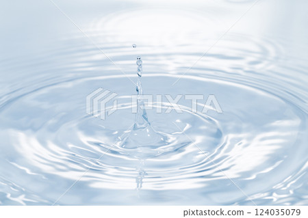 水滴落在水面上。 124035079