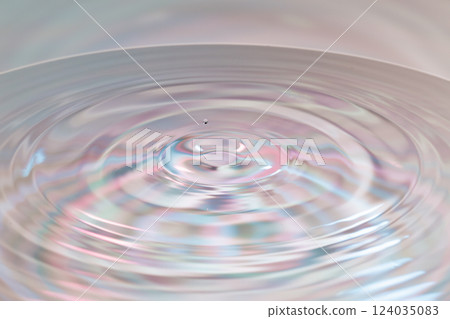 水滴落在水面上。 124035083