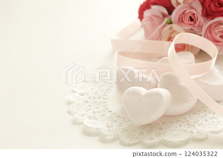 Heart-shaped marshmallows and rose bouquet 124035322