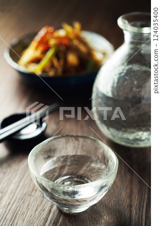 Japanese sake and stir-fried burdock 124035400