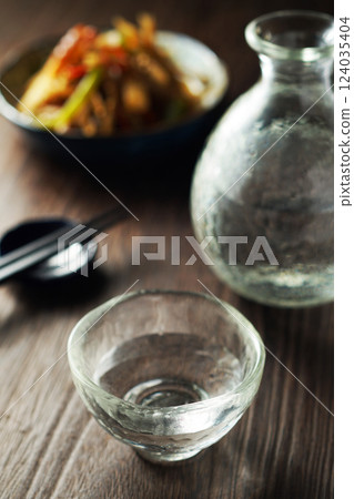 Japanese sake and stir-fried burdock Japanese sake and stir-fried burdock 124035404