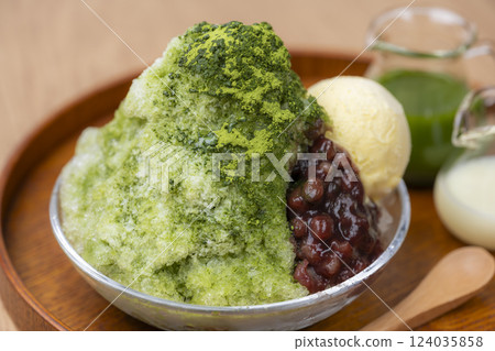 Luxurious shaved ice with rich matcha and azuki beans 124035858