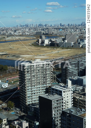 從川崎市政府看到的新宿副中心和多摩川 二月川崎 522 新宿副中心和多摩川 124035942