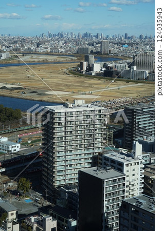 從川崎市政府看到的新宿副中心和多摩川 二月川崎 523 新宿副中心和多摩川 124035943