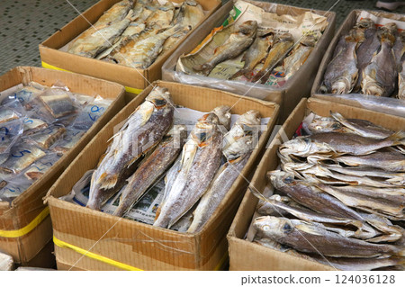 鹽乾魚（火腿）在香港西部的德助道出售。它類似於草屋，味道鮮美。以前很便宜，但現在很貴 124036128