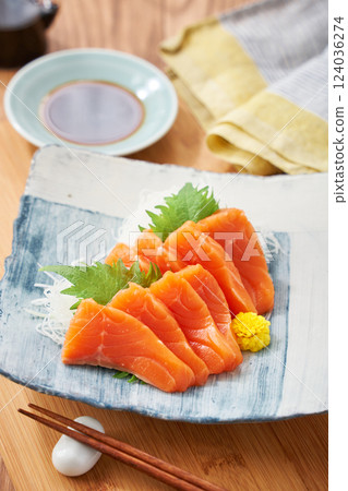 盤子上的新鮮鮭魚生魚片 124036274
