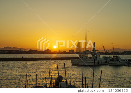 今市敷港的風景、五十鈴川河口的風景、夕陽與伊勢市的風景 今市敷港的風景、五十鈴川河口的風景、夕陽與伊勢市的風景 124036523